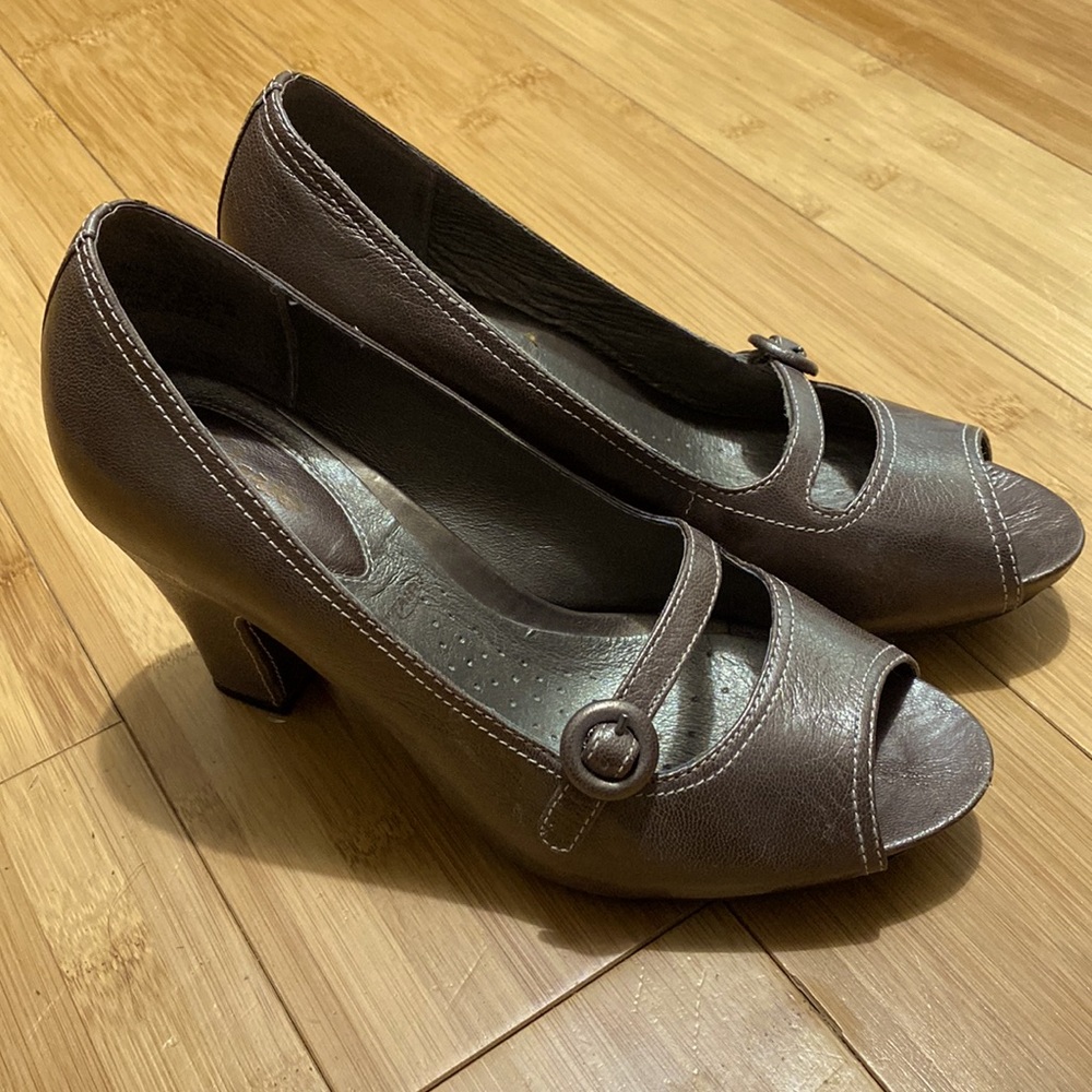 Clarks Size 6 Pewter Leather peep-toe pumps